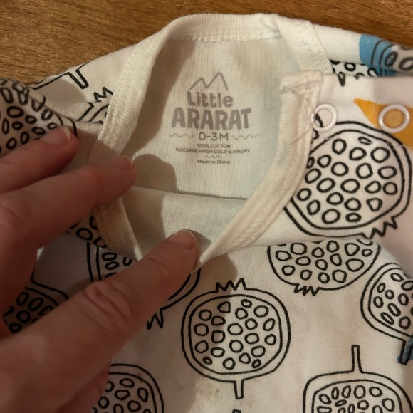 Lot of 4 long sleeve onesies size 3 months ish - Picture 9 of 9